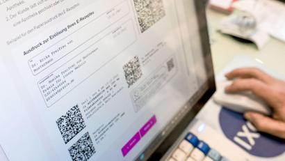 Bild: Jens Kalaene/dpa
E-Rezepte sollen Anfang 2024 zum Standard und für die Praxen verpflichtend werden.