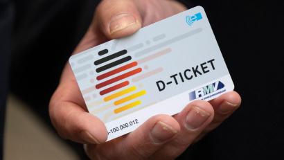 Bild: Boris Roessler/dpa/Symbolbild
Ein „D-Ticket“ im Chipkartenformat.