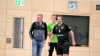 Bild: Hubert Ziegler
Seine Mannschaft ist noch sieglos, dennoch hat VC-Spielertrainer Florian Birner (rechts) gut lachen. Vielleicht klappt es gegen Schwaig mit dem ersten Saisonsieg.