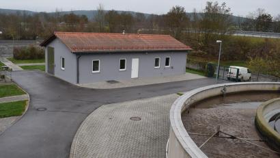Bild: bnr
Die Abwasserentsorgung der Gemeinde Schwarzach ist seit Jahren defizitär. Eine Gebührenanpassung ist notwendig. Das Bild zeigt das Klärwerk des Zweckverbandes Abwasserentsorgung Stulln - Schwarzach.