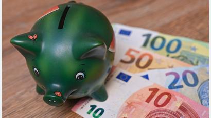 Symbolbild: Patrick Pleul/dpa-Zentralbild/dpa/Illustration
Die Koalition musste nach dem Haushaltsurteil des Bundesverfassungsgerichts Milliarden zusammenkratzen, um Löcher zu stopfen.