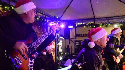Bild: Kunz
Die "Strandläufer" aus Amberg bei ihrem Auftritt auf dem Christkindlmarkt in Weiden.