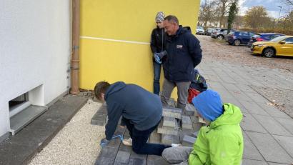 Bild: Jonas Birk/exb
Das Pflaster wird verlegt. In diesem Fall machten das die Montessori-Schüler aus Amberg selbst.