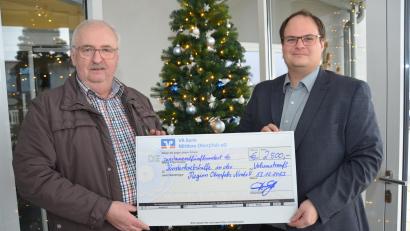 Bild: dob
PSZ-Finanzchef Stefan Brandmiller (rechts) übergibt den Spendenscheck der Firma PSZ Electronic in Höhe von 2500 Euro an den Vorsitzenden der Kinderkrebshilfe in der Region Oberpfalz Nord, Herbert Putzer.