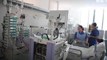 Symbolbild: Angelika Warmuth
Mitarbeiter des Klinikums Weiden pflegen seit gut acht Wochen eine Frau auf der Intensivstation, die aus ärztlicher Sicht als hirntot gilt. Im Bild ist eine Pflegesituation auf der Intensivstation eines Klinikums in Hamburg zu sehen.