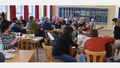 Bild: Mösbauer/exb
Die Gitarrengruppe unterhält die Gäste bei der Adventfeier im Dorfgemeinschaftshaus.