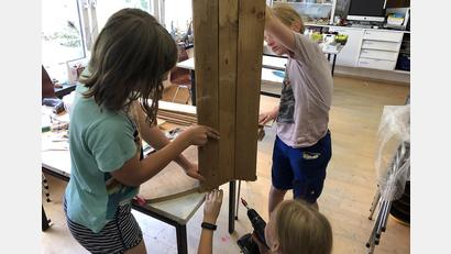 Archivbild: exb/Irene Fritz
Gewerkelt wird in der Jugendkunstschule im Kunstbau Weiden und auch in der Kulturwerkstatt Kalmreuth. Für ihr Projekt zum Thema "Platz nehmen" bekommt die Jugendkunstschule beim Bundeswettbewerb eine Urkunde.