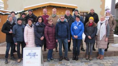 Bild: u
Unter der Regie von Günther Siegert (vorn links) wird der 35.Hirschauer Weihnachtsmarkt zu einem vollen Erfolg. Die beteiligten Vereine, Organisationen und Gewerbetreibenden spenden einen Teil des Erlöses für die BR-Aktion "Sternstunden".