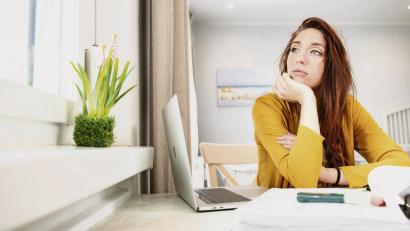 Symbolbild: Franziska Gabbert/dpa
Immer allein vorm Laptop? Die Arbeit von Freiberuflern kann manchmal ganz schön einsam sein.