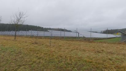 Bild: rn
Auf dem Barbaraberg steht bereits eine Freiflächen-Photovoltaikanlage. Der geplante Bürgersolarpark bei Neustadt am Kulm soll nun angeblich 31 Hektar groß werden. Das gefällt einigen Stadträten gar nicht.