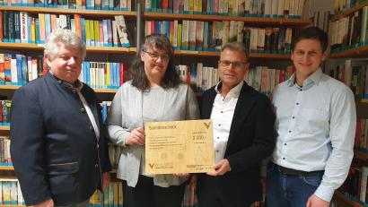 Bild: Lowak
2000 Euro spenden Erich (links) und Michael Sperber (rechts) von der Firma Volante für die Neugestaltung der Stadtbücherei. Darüber freuen sich Bürgermeister Karlheinz Budnik und Büchereileiterin Kathrin Stangl.