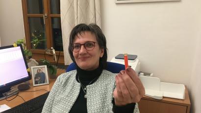 Bild: ihl
Der orangefarbenen Gegenstand, den Waltraud Schießl in Händen hält, ist ein Typenreiniger für Schreibmaschinen. Braucht heutzutage keine Mensch mehr. Sie hat noch drei.