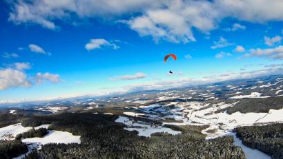 Bild: Mario Spacek / tandem-fly.de
Verschneite Landschaft in der Nähe des Pröller bei St. Englmar: Gleitschirmfliegen ist im Winter ein besonderes Erlebnis.