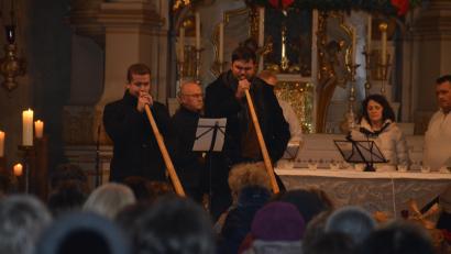 Bild: dob
Die Alphornbläser schicken wohltönende Klänge in das Kirchenschiff der katholischen Stadtpfarrkirche hinein.