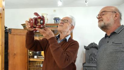 Bild: ubb
Museumsleiter Manfred Klöble (links) und der Erbendorfer Seniorenbeauftragte Roland Lochner bewundern den kleinen Miniatur-Porsche. Das tolle Spielzeug für große und kleine Jungs gehört zu einer Sonderausstellung mit Spielzeug von früher, die aktuell im Heimat- und Bergbaumuseum gezeigt wird.