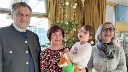 Bild: Lebenshilfe KV Tirschenreuth/exb
Berthold Kellner und Monika Höllerer vom Oberpfalzverein zahlen der kleinen Jule Kriegelsteiner eine Therapiewoche im Osteopathischen Kinderzentrum Filumi in Bad Alexandersbad.