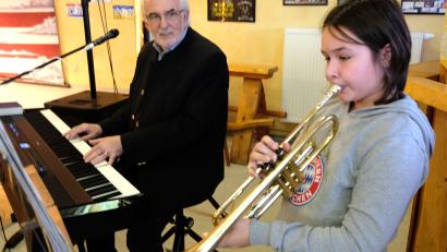 Bild: do
Hubert Haberberger gestaltet die Adventsfeier musikalisch. Der neunjährige Xaver Dippl begeistere mit einem Solobeitrag