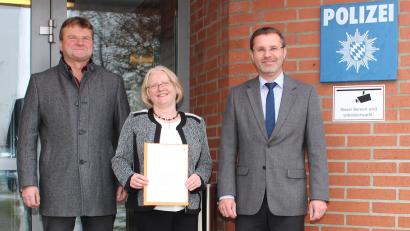 Bild: Polizeipräsidium Oberpfalz 
So sieht eine Heldin aus: Gisela Hofmann (Mitte) hat Telefonbetrügern ein Schnippchen geschlagen. Mit auf dem Bild sind Kriminalhauptkommissar Peter Meier (links) und der Leiter der KPI Amberg, Gerhard Huf.