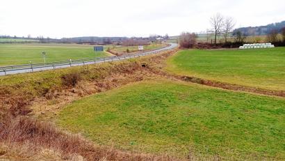 Bild: fpoz
Das neue Gewerbegebiet erstreckt sich links und rechts der Staatsstraße 2170 bis zur Bahnlinie bei Lengenfeld.