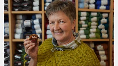 Bild: ubb
Sigrid Heindl hat immer wieder neue kreative Ideen, die sie sofort aus Wolle oder Baumwollgarn umsetzt. Dieser kleine Josef birgt eine Überraschung.