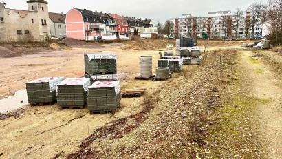 Bild: Gabi Schönberger
Dort, wo im Hintergrund die Baugrube zu sehen ist, sollen in drei Jahren die ersten Mitarbeiter des Landesamtes für Finanzen einziehen. Auf der Fläche im Vordergrund ist ein Ärztehaus geplant, dazwischen ein Wohnturm.