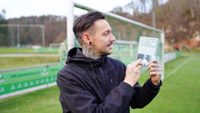 Bild: Reiner Froehlich
Eine Steilvorlage für Ammerthals Torwart Christopher Sommerer: Das Buch von Peter Handke mit dem Titel "Die Angst des Tormanns beim Elfmeter". Angst hat Sommerer keine, kann aber sehr wohl die Gedanken nachvollziehen, wenn der Protagonist der Erzählung über einen Elfmeter aus Sicht des Torwarts sinniert.