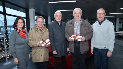 Bild: dob
Evi (links) und Siegmund Grieb (rechts) vom gleichnamigen Autohaus spenden je 1500 Euro an die Katholische Kindertagesstätte Don Bosco und an die Kinderkrebshilfe. Dekan Alexander Hösl, Kirchenpfleger Günter Hassmann und Herbert Putzer (von links) nehmen die Spenden dankbar an.