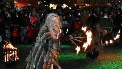 Archivbild: Stephan Huber
So sieht es aus, wenn die Oberpfälzer Schlossteufel in Amberg auf dem Weihnachtsmarkt ihr Unwesen treiben.