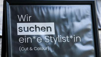 Symbolbild: Jens Kalaene/dpa
Auf einem Schild wird gendergerecht eine Stylistin beziehungsweise ein Stylist gesucht. In Bayern ist gendern egal. Es soll bald ein Genderverbot gelten.