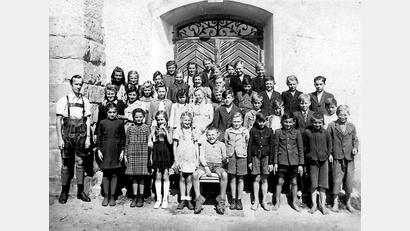 Bild: Archiv hev
Der Tremmersdorfer Lehrer Anton Meiler mit seinen Schülern kurz nach Kriegsende.