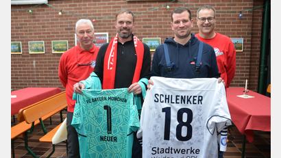 Bild: dob
Michael Gösl aus Roggenstein (Zweiter von links) und Andreas Sax aus Böhmischbruck (Zweiter von rechts) liefern die Höchstgebote für die Trikots ab. Der Bayern-Fanclub mit Vorsitzendem Josef Maier (rechts) und Vereinsmitglied Frank Matychowiak (links) bietet ein von Manuel Neuer getragenes Trikot.