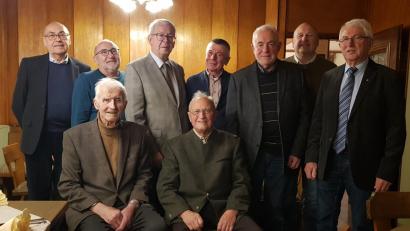 Bild: Koppmann/exb
Die Kolpingfamilie Nabburg ehrt ihre Mitglieder für langjährige Treue zum Verein.