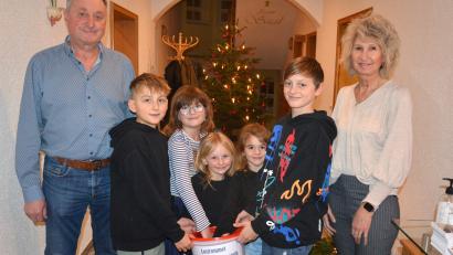 Bild: jr
Im Gasthof „Kouh-Lenzen“ fand die Ziehung der „Kopf hoch“-Weihnachtsverlosung statt. Links im Bild Vorsitzender Edgar Wenisch, rechts Karin Wörner.