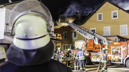 Bild: Hösamer
Die Feuerwehrleute öffnen das mit Faserzementplatten gedeckte Dach.