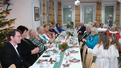 Bild: Lothar Riedl/exb
Festlich gedeckt war die lange Tafel im Rotkreuzheim bei der letzten Seniorenstube in diesem Jahr. Die Weihnachtsfeier nahm Bereitschaftsleiter Helmut Zeitler zum Anlass, Marianne Richter (Fünfte von links) für 60-jährige Treue zum BRK zu ehren.