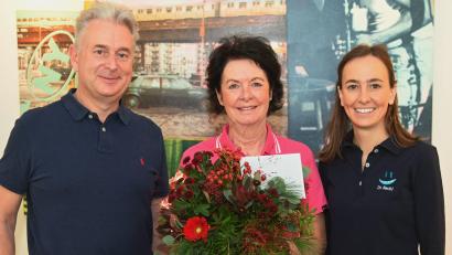 Bild: gf
Dr. Reinhold Angermann (links) und Dr. Christina Rechl (rechts) zeichnen Anita Kölbel-Sterk aus.