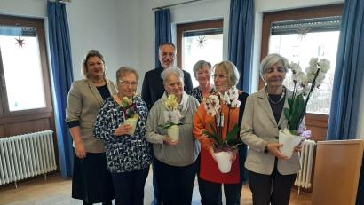 Bild: Kaplan Mathias Strätz/exb
Ehrungen standen beim Frauenbund Hl. Dreifaltigkeit Amberg auf der Tagesordnung: (vorne von links): Anneliese Schulz, Elisabeth Mosner, Johanna Meier und Ingrid Ederer. Hinten von links: Kerstin Aufschneider, Pfarrer Josef Irlbacher und Ursula Peichl.