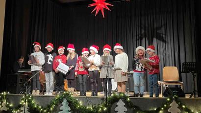 Bild: gz
Bestens einstudiert hatte der Kinderchor mit roten Nikolausmützen seine Lieder.