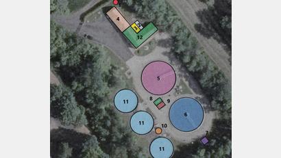 Repro: exa/Quelle: BayernAtlas
Eine Luftaufnahme der derzeitigen Kläranlage Neusorg zeigt Zulaufschacht (1), Zulauf-Pumpenvorschacht (2) und Zulaufpumpwerk (3), Rechen und Sandfang (4) sowie das Betriebsgebäude (12). Zwischen dem Belebungs- und dem Nachklärbecken (5 und 6) – der MID-Schacht (7) schließt sich daran an – befinden sich die Rücklaufschlammschnecke (8) und der Schlamm-Voreindicker (9). Links daneben sind die Rühr-Mix-Pumpe (10) und die drei Schlammstapelbehälter (11) zu sehen.