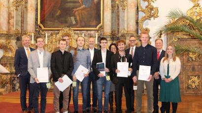 Bild: Wiesel/OTH Amberg-Weiden/exb
Die ausgezeichneten Absolventen der Amberger Fakultäten Maschinenbau/Umwelttechnik sowie Elektrotechnik, Medien und Informatik posierten mit den Gebern der Förderpreise für ein Gruppenfoto.