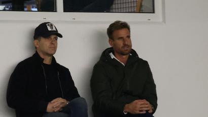 Bild: hak
Oliver Bierhoff (links) beobachtete am Freitag das Spiel seiner Tochter Kate bei den MID Indoors, rechts Trainer Peter Gojowczyk.