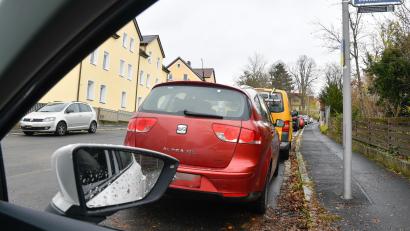 Bild: Petra Hartl
An der Einmündung der Dostlerstraße in Amberg in die Steingutstraße wird sehr weit herunter geparkt. Dadurch ist der Blick versperrt.