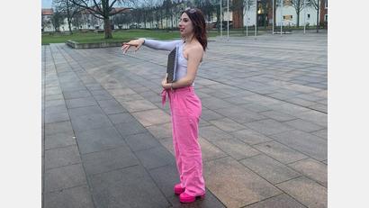 Bild: Larissa Gmeiner 
Die Planungen laufen auf Hochtouren: Larissa Gmeiner steht auf dem Stockerhutplatz und überlegt sich wie der von ihr geplante Weihnachtsmarkt aussehen soll. Am 21. Dezember soll dieser dort stattfinden.