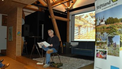 Bild: ubb
Jürgen Neumann hat in Waldsassen seine Kindheit und Jugend verbracht, mit seiner Familie lebt er seit langem in Augsburg. „Das Stiftland“ – so lautet der Titel des Leitartikels, den der Filmemacher bei der Buchvorstellung vortrug.