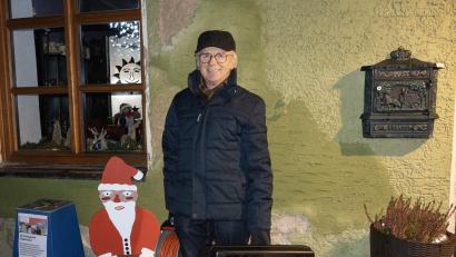 Bild: u
Zum 21. Mal laden die Trachtler und der Gewerbeverband heuer vom 1. bis 23. Dezember zum Lebendigen Adventskalenders ein. Einer ist vom ersten Tag an dabei und hat noch an keinem einzigen Abend gefehlt: Alfred Härtl. Wie alle Jahre ist er für das Funktionieren der Technik und die Moderation der Veranstaltungen zuständig.