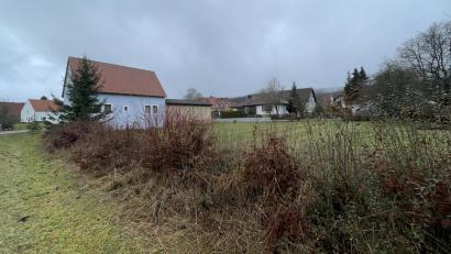 Bild: ge
Hier hinter dem Rathaus in Schwend soll 2024/25 eine zweigruppige Kinderkrippe entstehen.