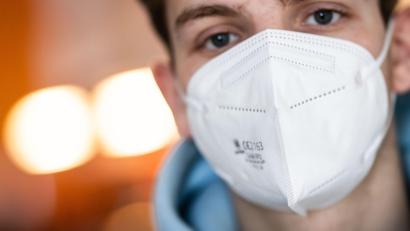 Bild: Frank Rumpenhorst/dpa
Atemwegs-Infektionen nehmen in der kalten Jahreszeit wieder zu. Da stellt sich die Frage: Maske auf oder nicht?