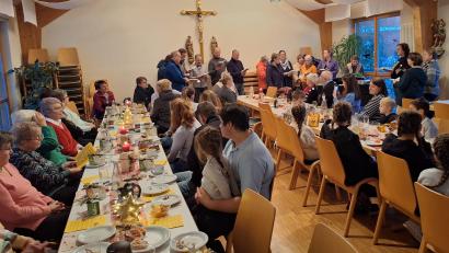 Bild: Niebauer/exb
Viele Besucher folgen der Einladung des Pfarrgemeinderats und des Kirchenchors zum adventlichen Nachmittag.