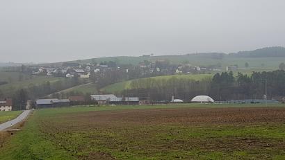 Bild: gi
Westlich des Gemeindeteiles Niederland soll die neue Biomethananlage entstehen. Im Hintergrund die Ortschaft Saubersrieth (Osten).