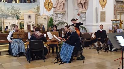 Bild: Sabine Stümpfl
Die Stubenmusik des Heimat- und Trachtenverein „Stamm“ aus Sulzbach-Rosenberg spielte in der Mariahilfbergkirche.
